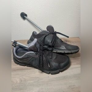 New Balance Women's Black and Grey Athletic Running Sneakers, Size 7.5